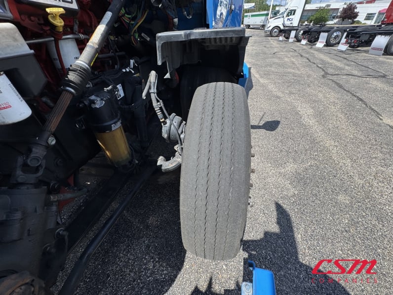 Driver side front tire tread for this 2022 Kenworth T680 (Stock number: UNJ467339)Weeee