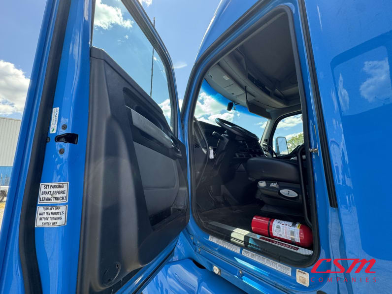 Drivers side door open for this 2022 Kenworth T680 (Stock number: UNJ467339)Weeee