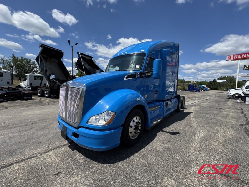 Exterior front drivers side for this 2022 Kenworth T680 (Stock number: UNJ467339)Weeee