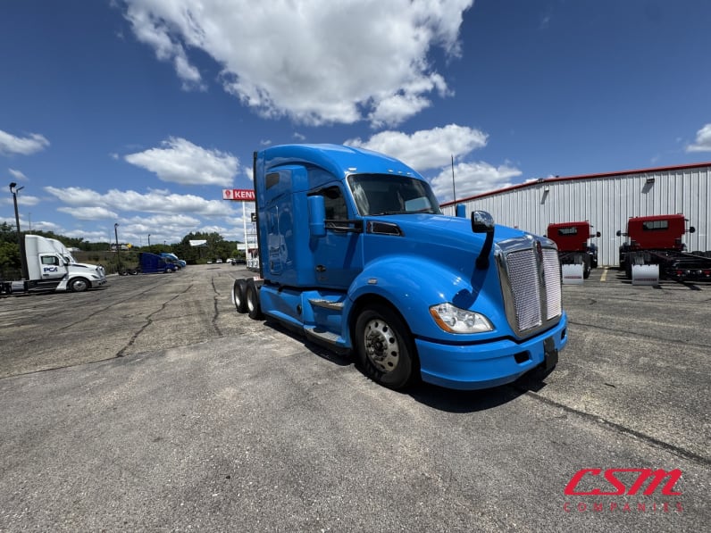 Exterior front passenger side for this 2022 Kenworth T680 (Stock number: UNJ467339)Weeee