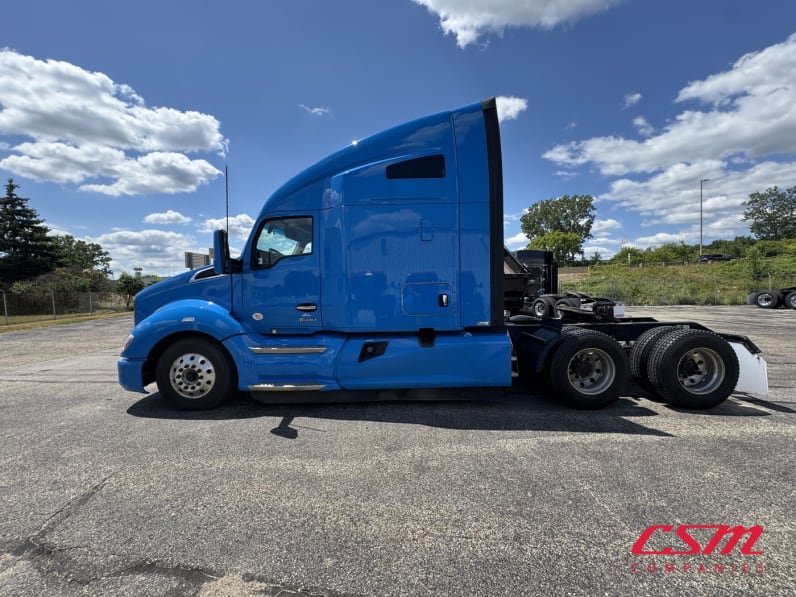 Exterior full driver side for this 2022 Kenworth T680 (Stock number: UNJ467339)Weeee