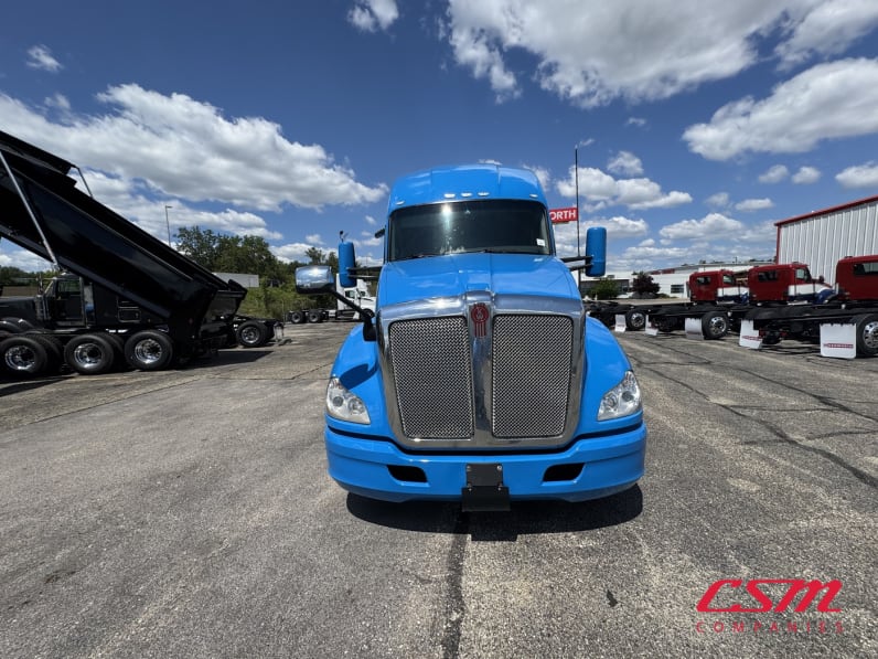 Exterior full front view for this 2022 Kenworth T680 (Stock number: UNJ467339)Weeee