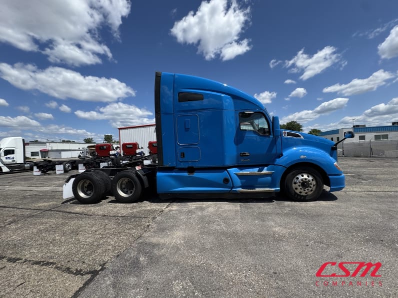 Exterior full passenger side for this 2022 Kenworth T680 (Stock number: UNJ467339)Weeee
