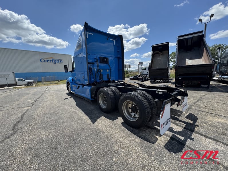 Exterior rear driver side for this 2022 Kenworth T680 (Stock number: UNJ467339)Weeee