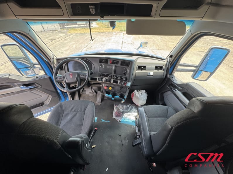 Interior cockpit for this 2022 Kenworth T680 (Stock number: UNJ467339)Weeee