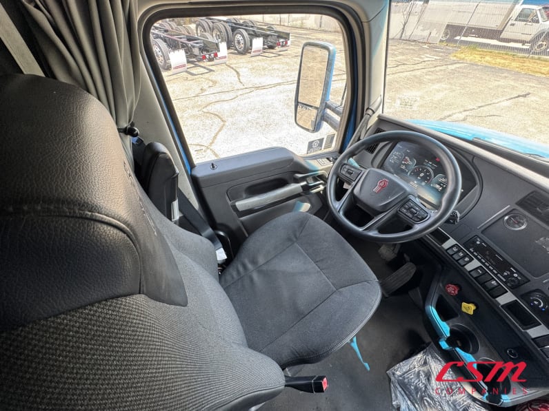 Interior dash for this 2022 Kenworth T680 (Stock number: UNJ467339)Weeee