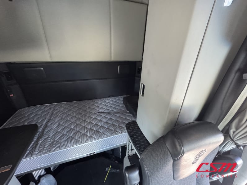 Interior driver side sleeper for this 2022 Kenworth T680 (Stock number: UNJ467339)Weeee