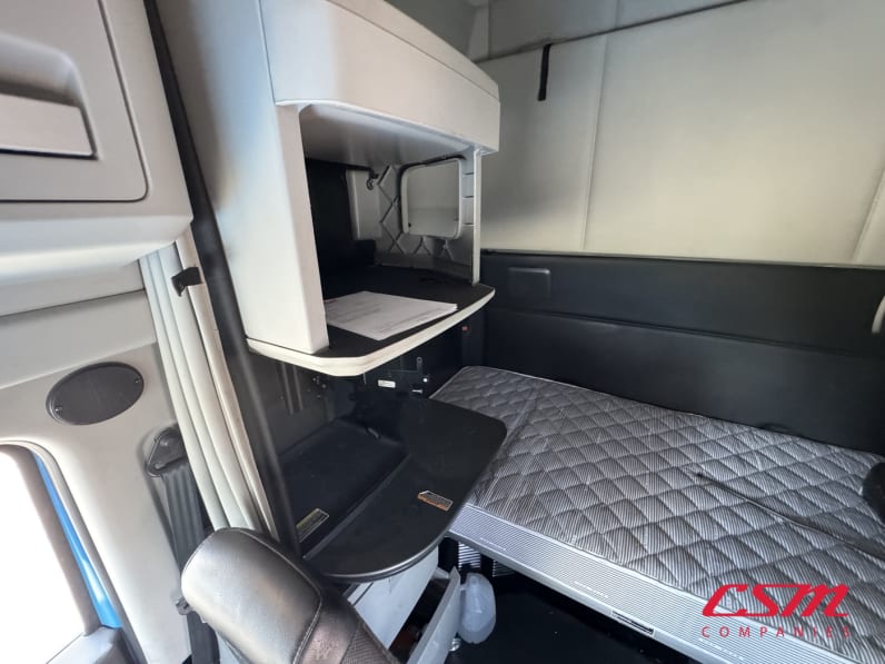 Interior passenger side sleeper for this 2022 Kenworth T680 (Stock number: UNJ467339)Weeee