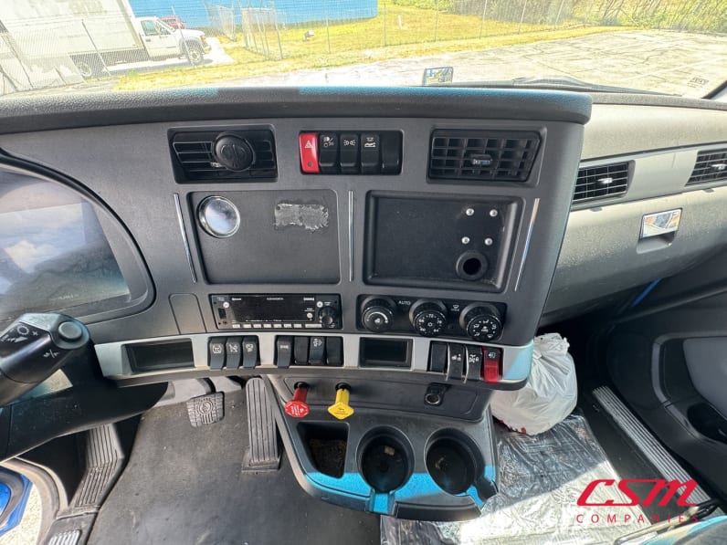 Interior radio and navigation system for this 2022 Kenworth T680 (Stock number: UNJ467339)Weeee