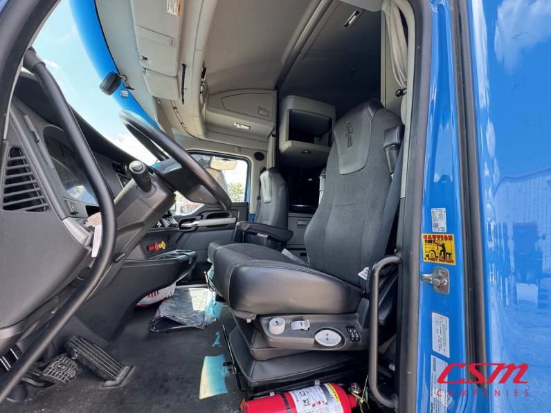 Interior seats for this 2022 Kenworth T680 (Stock number: UNJ467339)Weeee