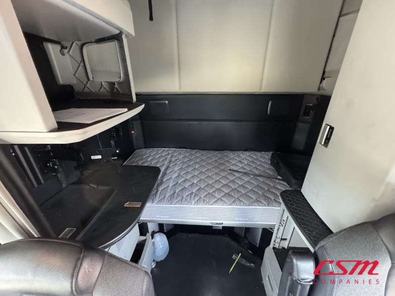 Interior wide sleeper view for this 2022 Kenworth T680 (Stock number: UNJ467339)Weeee