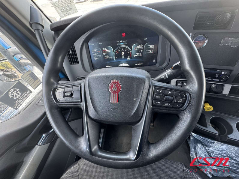 Interior steering wheel for this 2022 Kenworth T680 (Stock number: UNJ467339)Weeee