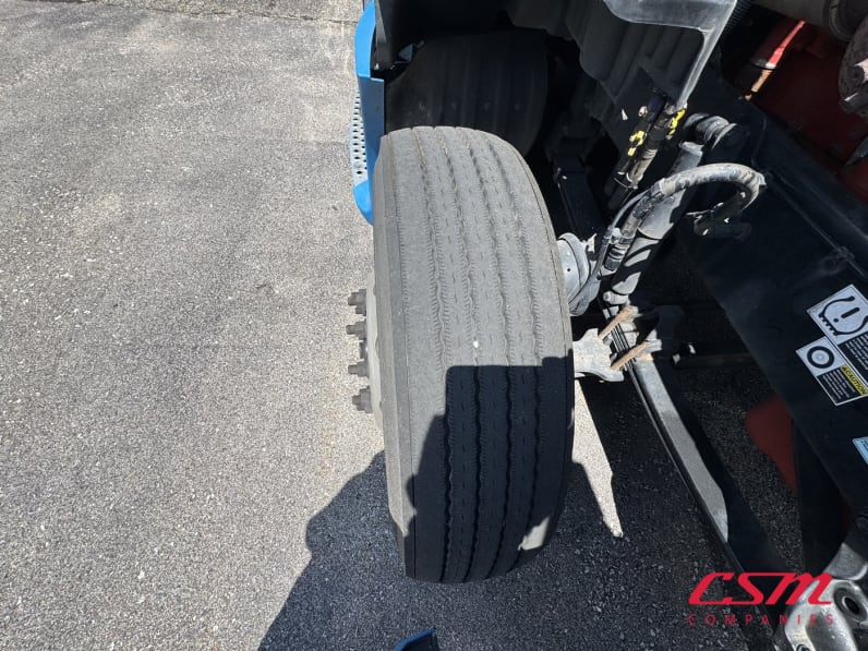 Passenger side front tire tread for this 2022 Kenworth T680 (Stock number: UNJ467339)Weeee