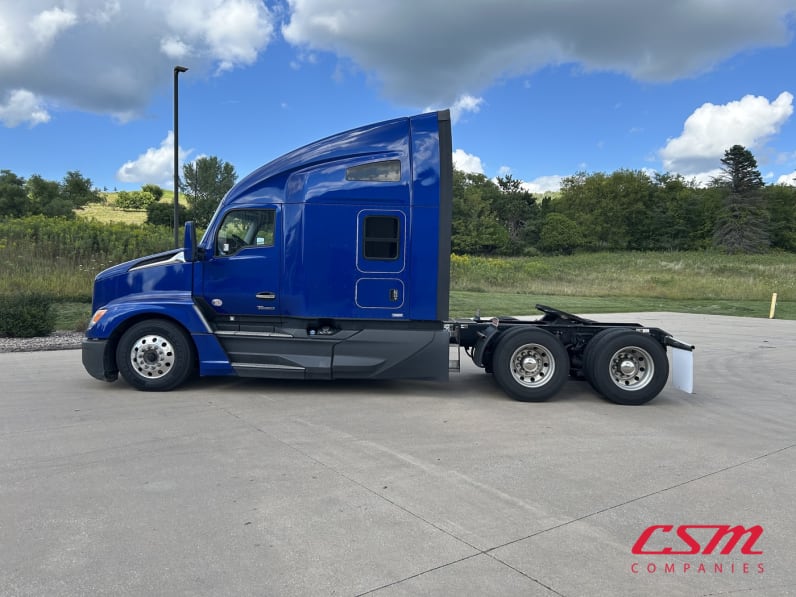 Exterior full driver side for this 2022 Kenworth T680 (Stock number: UNJ469331)