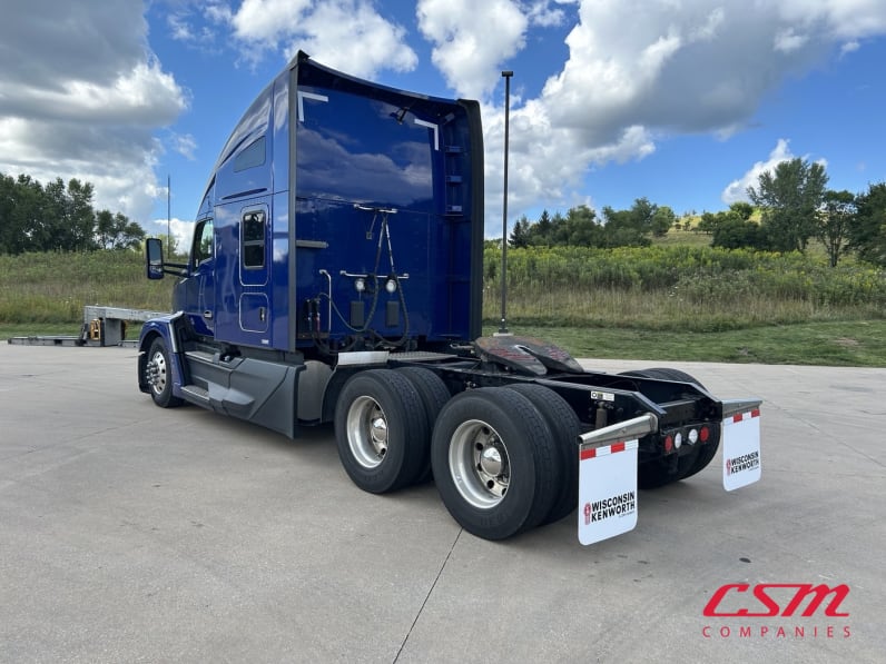 Exterior rear driver side for this 2022 Kenworth T680 (Stock number: UNJ469331)
