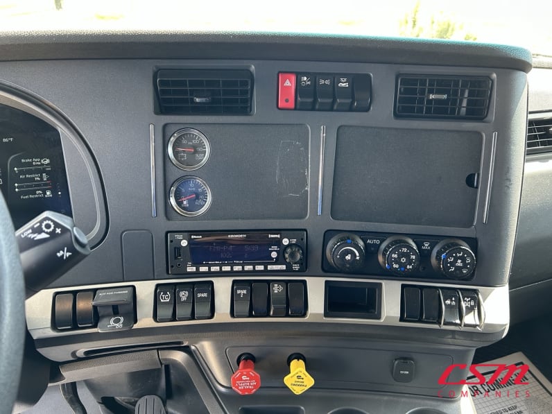 Interior radio and navigation system for this 2022 Kenworth T680 (Stock number: UNJ469331)