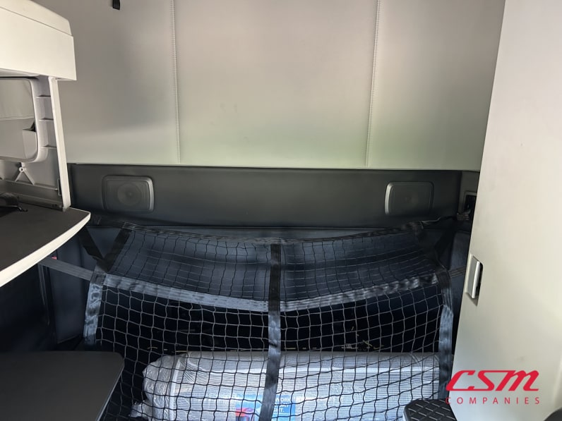 Interior wide sleeper view for this 2022 Kenworth T680 (Stock number: UNJ469331)