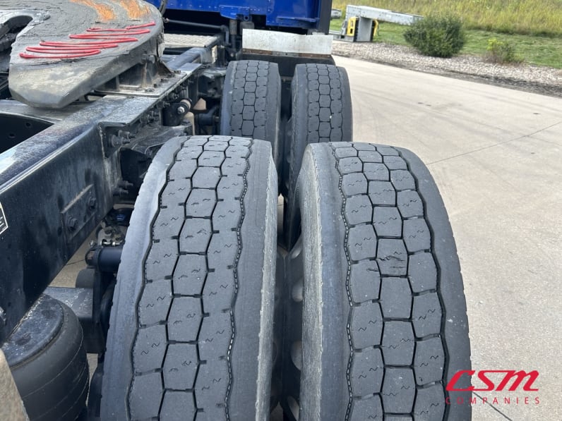 Passenger side rear frame and tire tread for this 2022 Kenworth T680 (Stock number: UNJ469331)