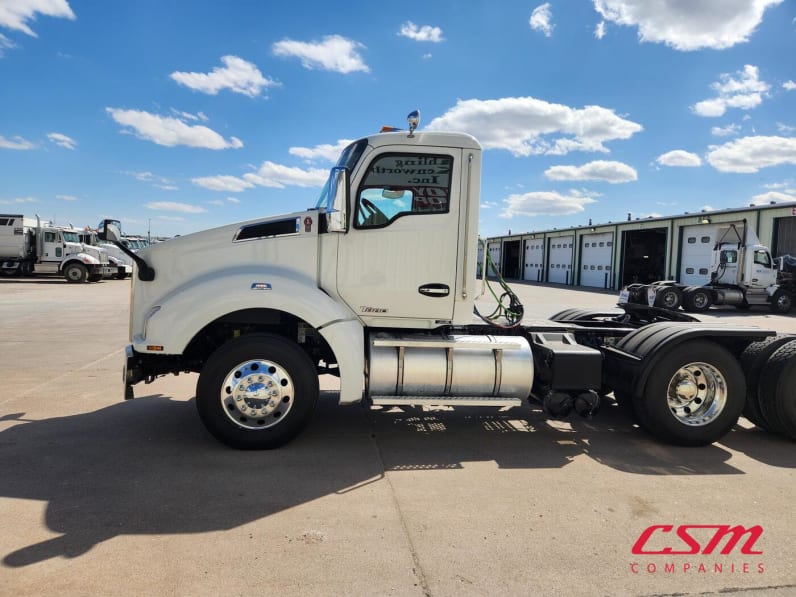 Exterior full driver side for this 2022 Kenworth T880 (Stock number: UNJ471037)