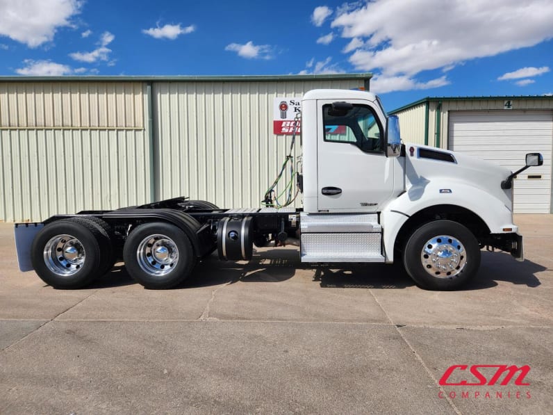 Exterior full passenger side for this 2022 Kenworth T880 (Stock number: UNJ471037)
