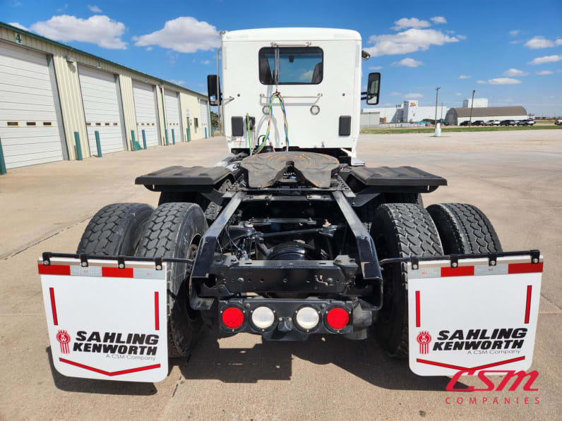 Exterior full rear view for this 2022 Kenworth T880 (Stock number: UNJ471037)