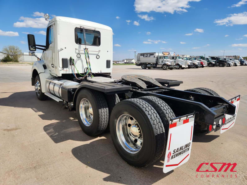 Exterior rear driver side for this 2022 Kenworth T880 (Stock number: UNJ471037)