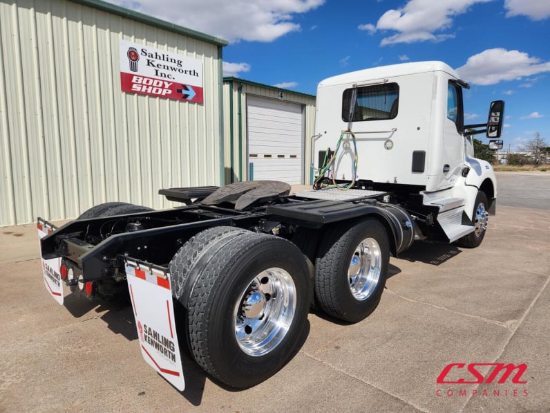 Exterior rear passenger side for this 2022 Kenworth T880 (Stock number: UNJ471037)