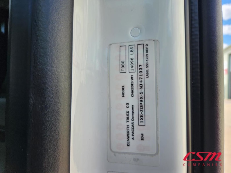 VIN tag for this 2022 Kenworth T880 (Stock number: UNJ471037)