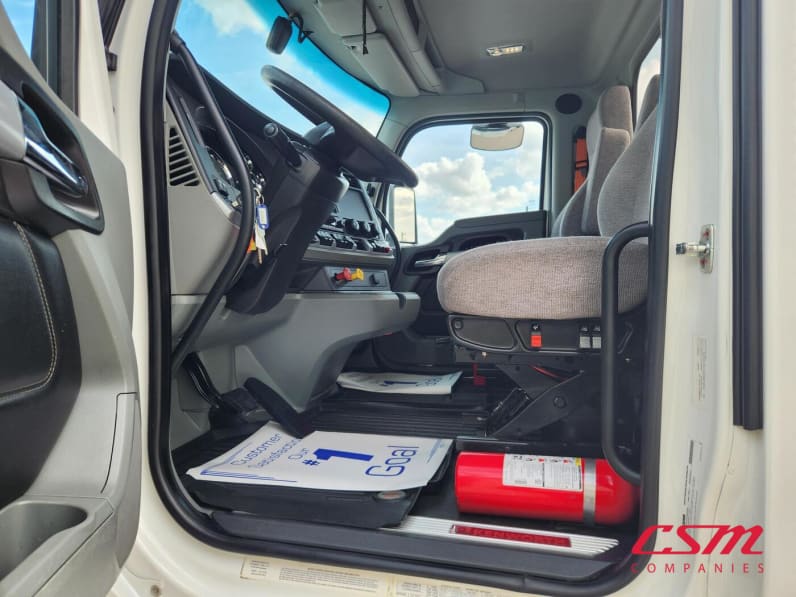Drivers side door open for this 2022 Kenworth T880 (Stock number: UNJ471038)
