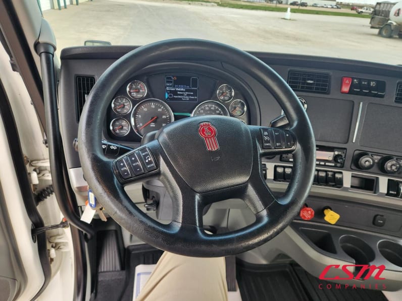 Interior dash for this 2022 Kenworth T880 (Stock number: UNJ471038)