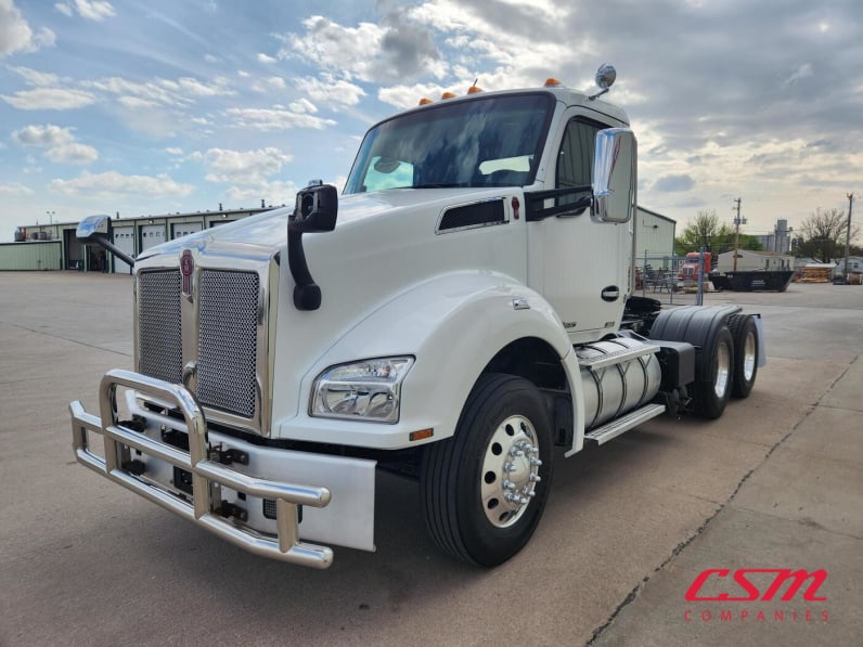 Exterior front drivers side for this 2022 Kenworth T880 (Stock number: UNJ471041)