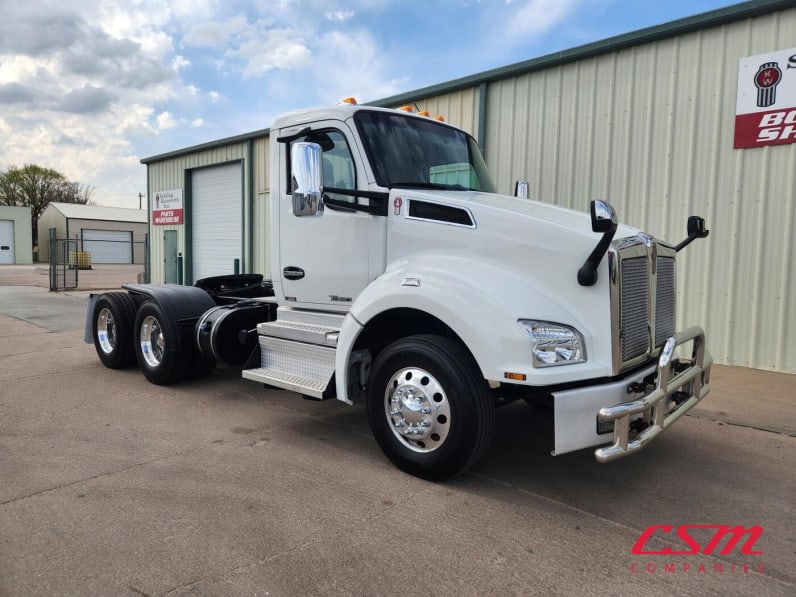 Exterior front passenger side for this 2022 Kenworth T880 (Stock number: UNJ471041)
