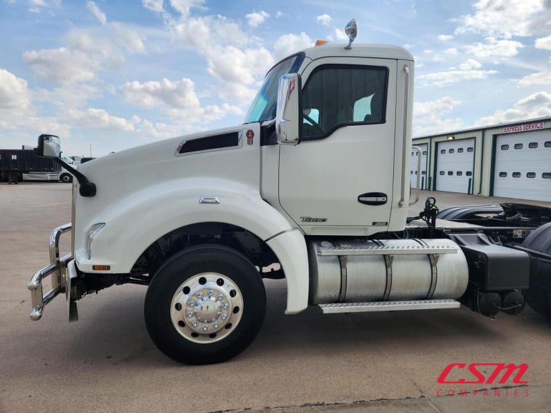 Exterior full driver side for this 2022 Kenworth T880 (Stock number: UNJ471041)