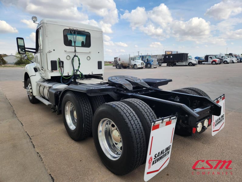 Exterior rear driver side for this 2022 Kenworth T880 (Stock number: UNJ471041)