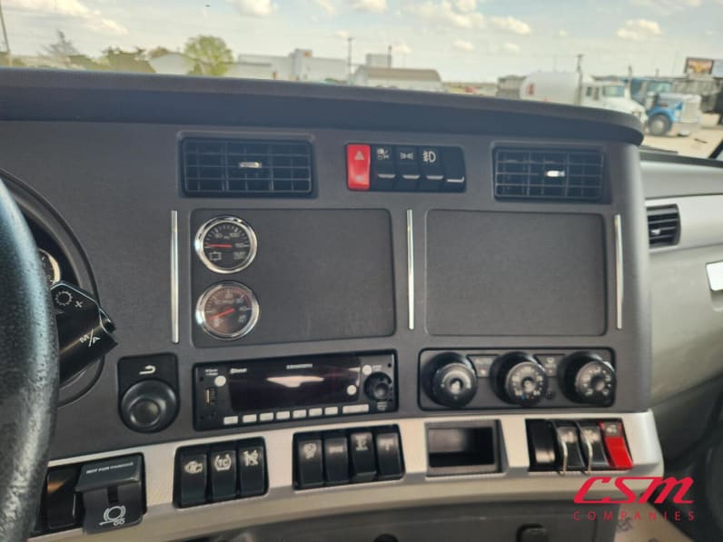 Interior radio and navigation system for this 2022 Kenworth T880 (Stock number: UNJ471041)