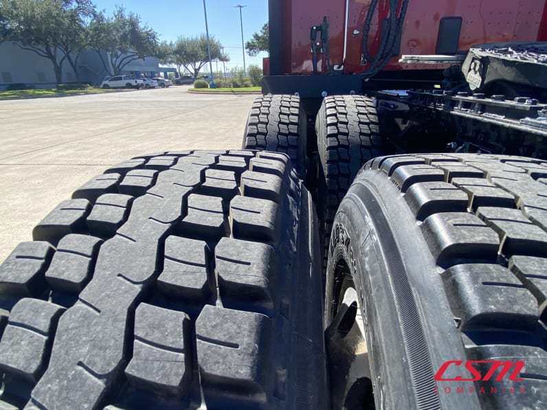 Driver side rear frame and tire tread for this 2022 Kenworth T680 (Stock number: UNJ476004)