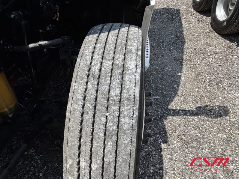 Driver side front tire tread for this 2022 Kenworth T680 (Stock number: UNJ477962)