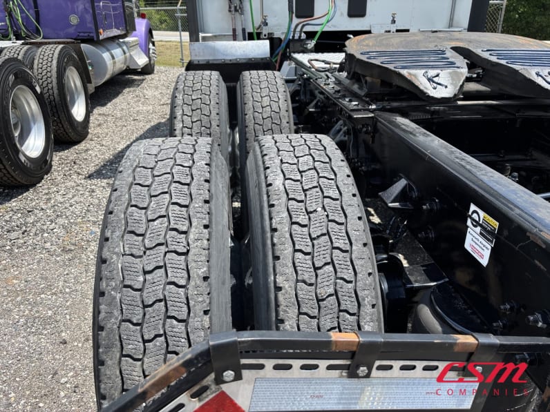 Driver side rear frame and tire tread for this 2022 Kenworth T680 (Stock number: UNJ477962)