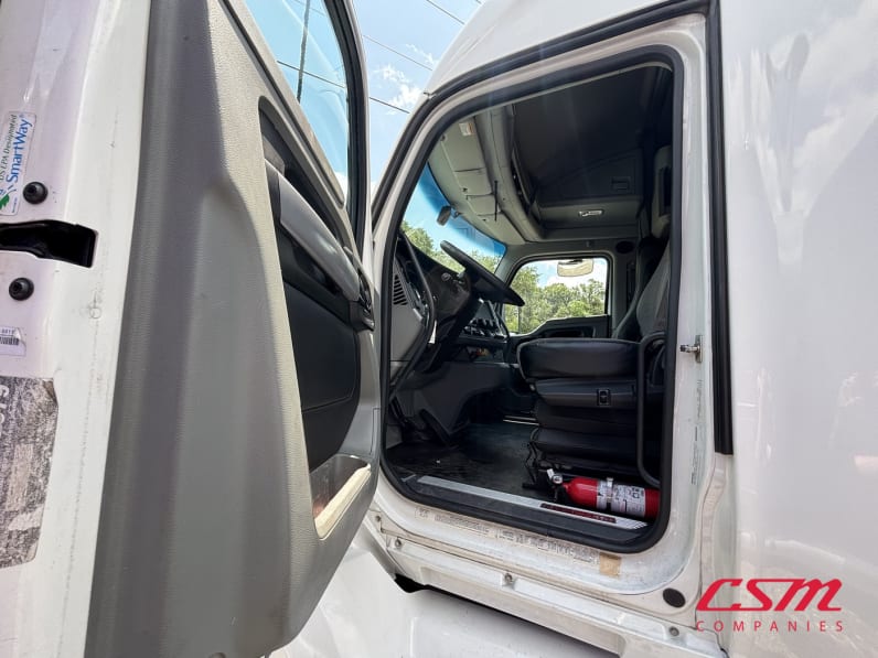 Drivers side door open for this 2022 Kenworth T680 (Stock number: UNJ477962)