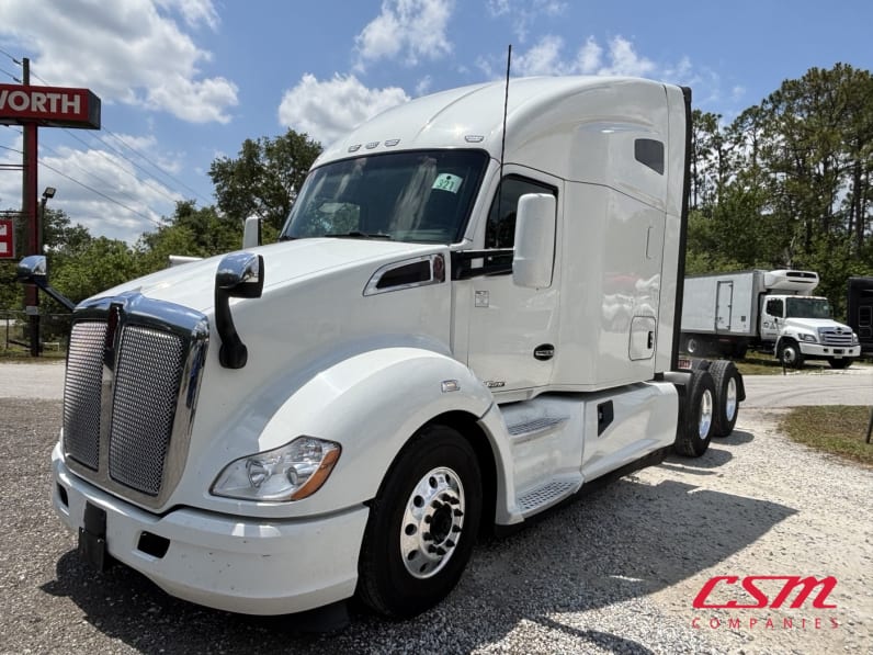 Exterior front drivers side for this 2022 Kenworth T680 (Stock number: UNJ477962)