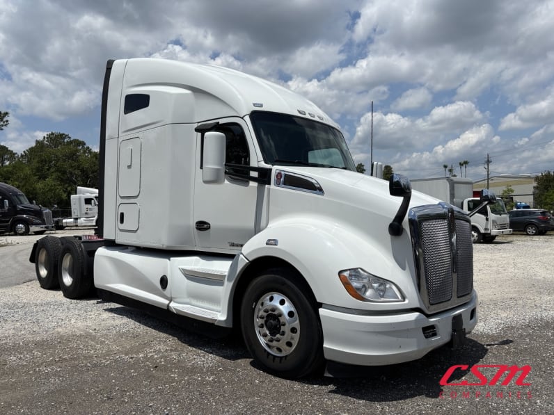 Exterior front passenger side for this 2022 Kenworth T680 (Stock number: UNJ477962)