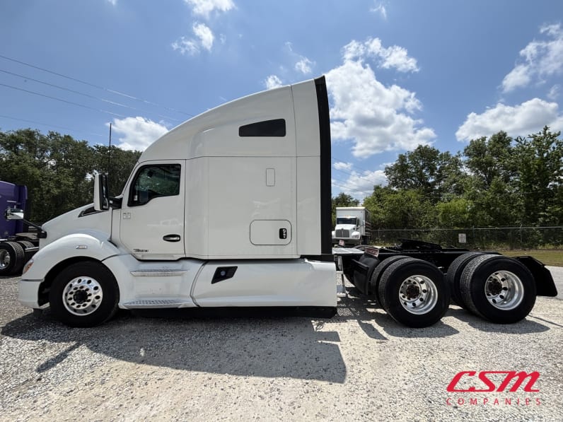 Exterior full driver side for this 2022 Kenworth T680 (Stock number: UNJ477962)