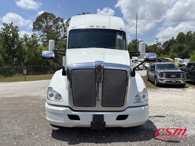 Exterior full front view for this 2022 Kenworth T680 (Stock number: UNJ477962)