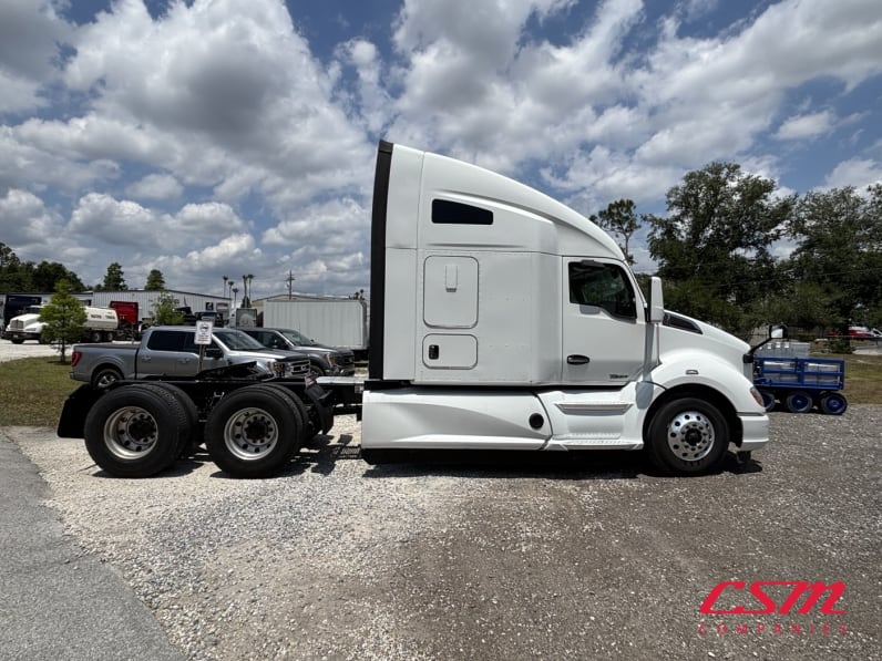 Exterior full passenger side for this 2022 Kenworth T680 (Stock number: UNJ477962)