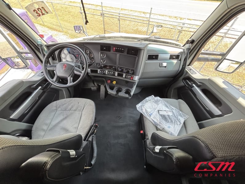 Interior cockpit for this 2022 Kenworth T680 (Stock number: UNJ477962)