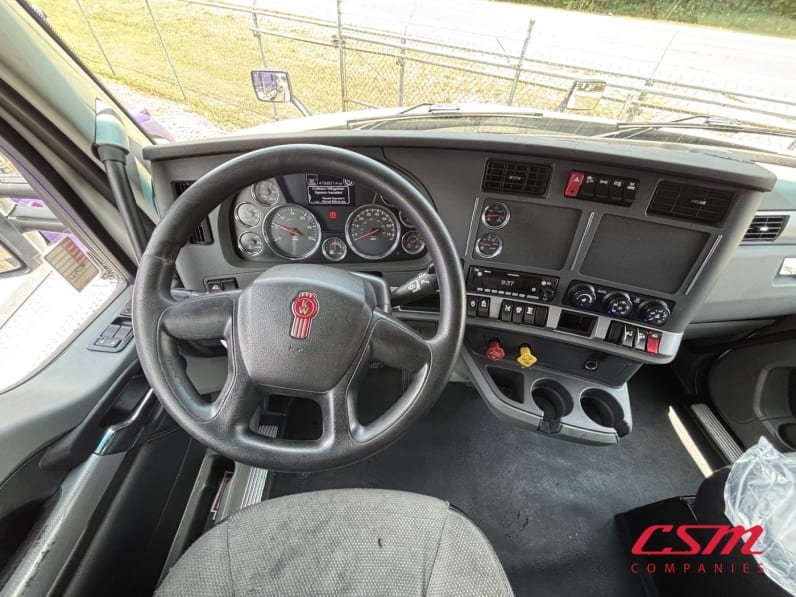 Interior dash for this 2022 Kenworth T680 (Stock number: UNJ477962)