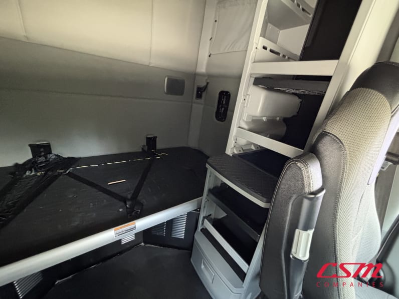 Interior driver side sleeper for this 2022 Kenworth T680 (Stock number: UNJ477962)