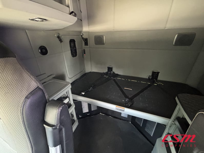 Interior passenger side sleeper for this 2022 Kenworth T680 (Stock number: UNJ477962)