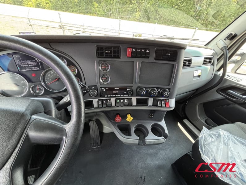 Interior radio and navigation system for this 2022 Kenworth T680 (Stock number: UNJ477962)