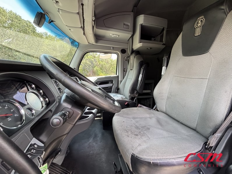 Interior seats for this 2022 Kenworth T680 (Stock number: UNJ477962)